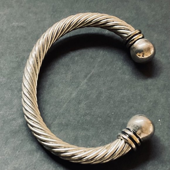 Women's Classic Cable Style Faux Bracelet EUC - Picture 3 of 6